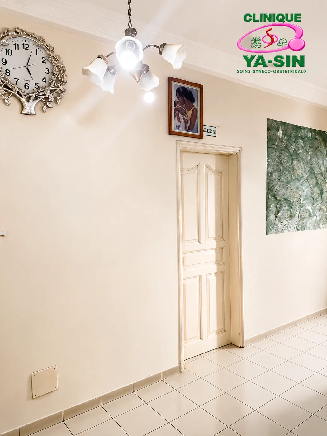 Couloir intérieur de la clinique, clair et dégagé.
